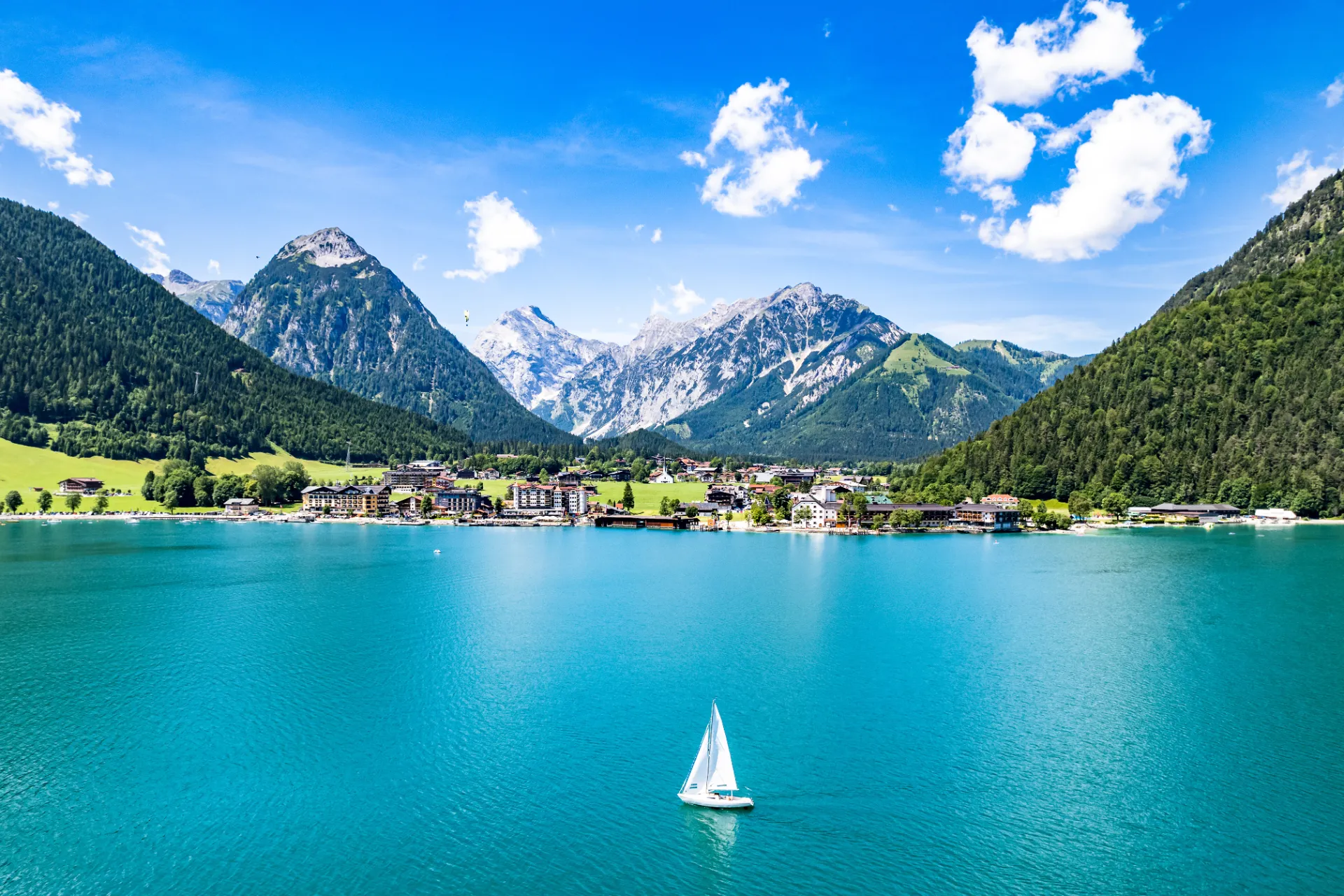 Bild vom Achensee in Tirol mit Bergkette im Hintergrund