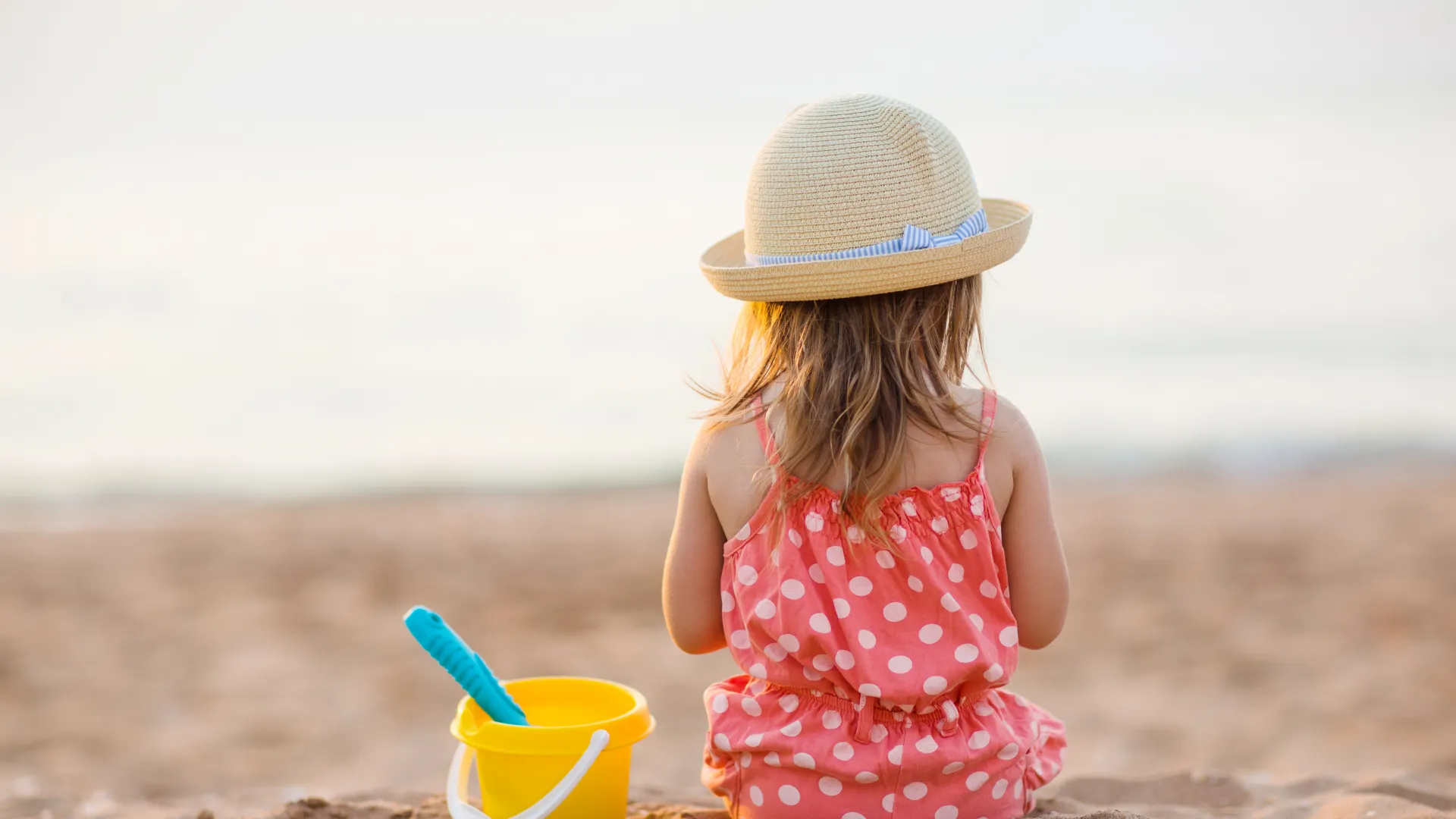 Kind am Strand