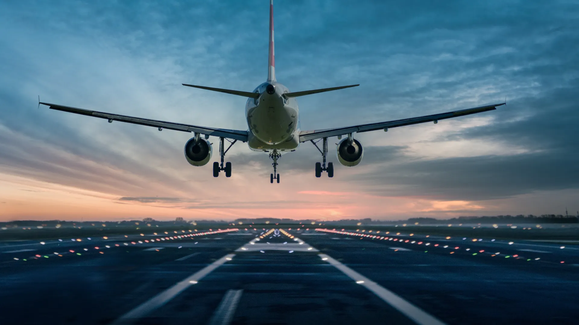 Flugzeug über Landebahn