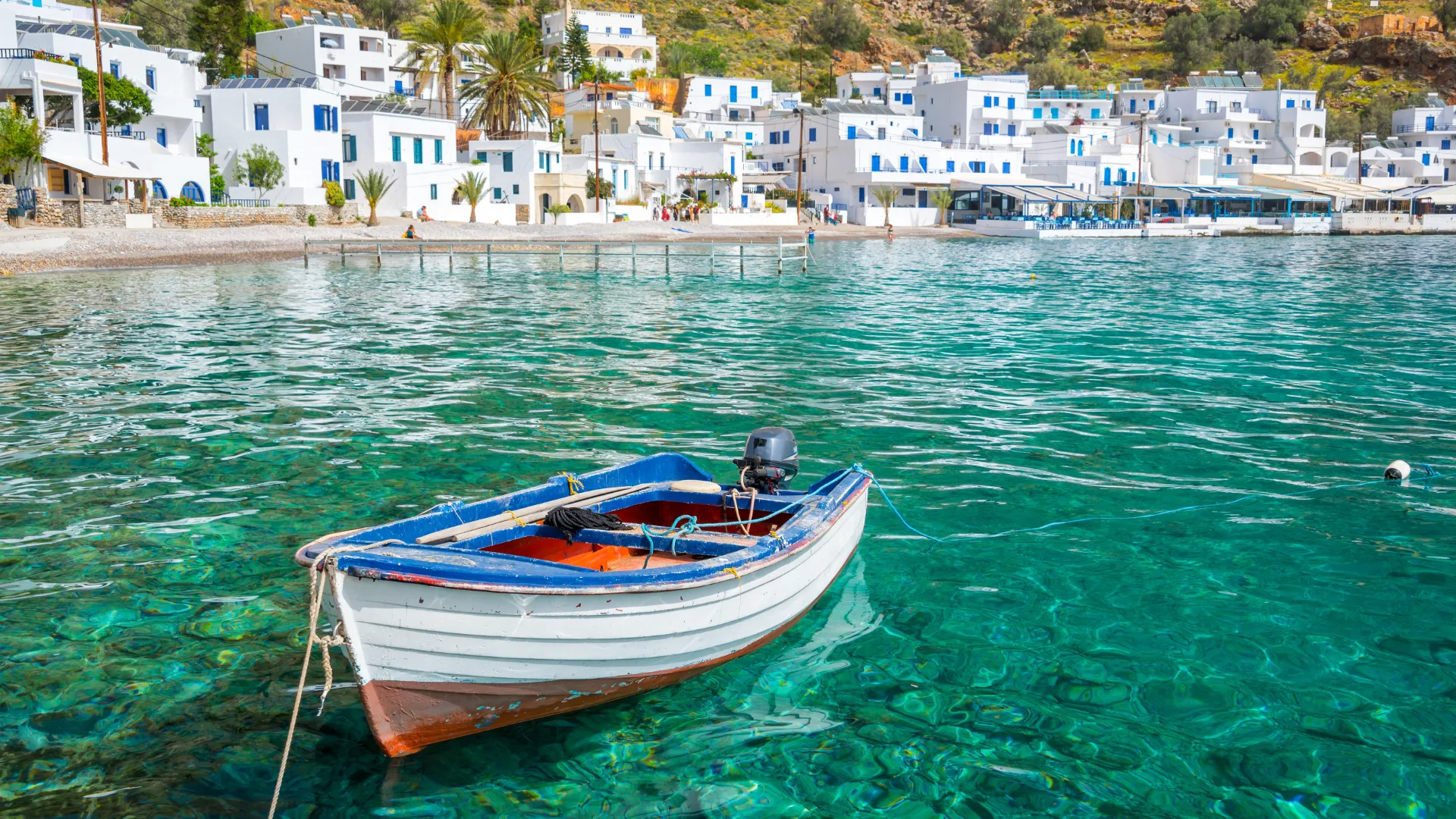 Fischerboot vor dem Küstenort Loutro auf Kreta.